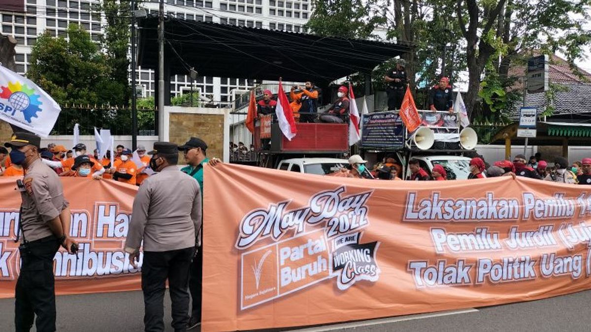 Tuntutan Politik Sebagai Ekspresi Aspirasi Rakyat, Mekanisme Perubahan Kebijakan, dan Fondasi Demokrasi Partisipatif di Indonesia