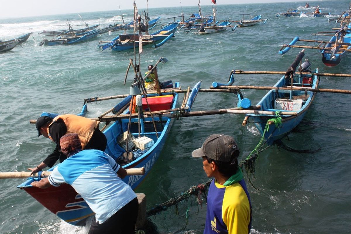 Pemberdayaan Masyarakat Pesisir: Strategi Penguatan Ekonomi Lokal, Pengelolaan Lingkungan Berkelanjutan, dan Peningkatan Kualitas Hidup di Wilayah Pesisir Indonesia