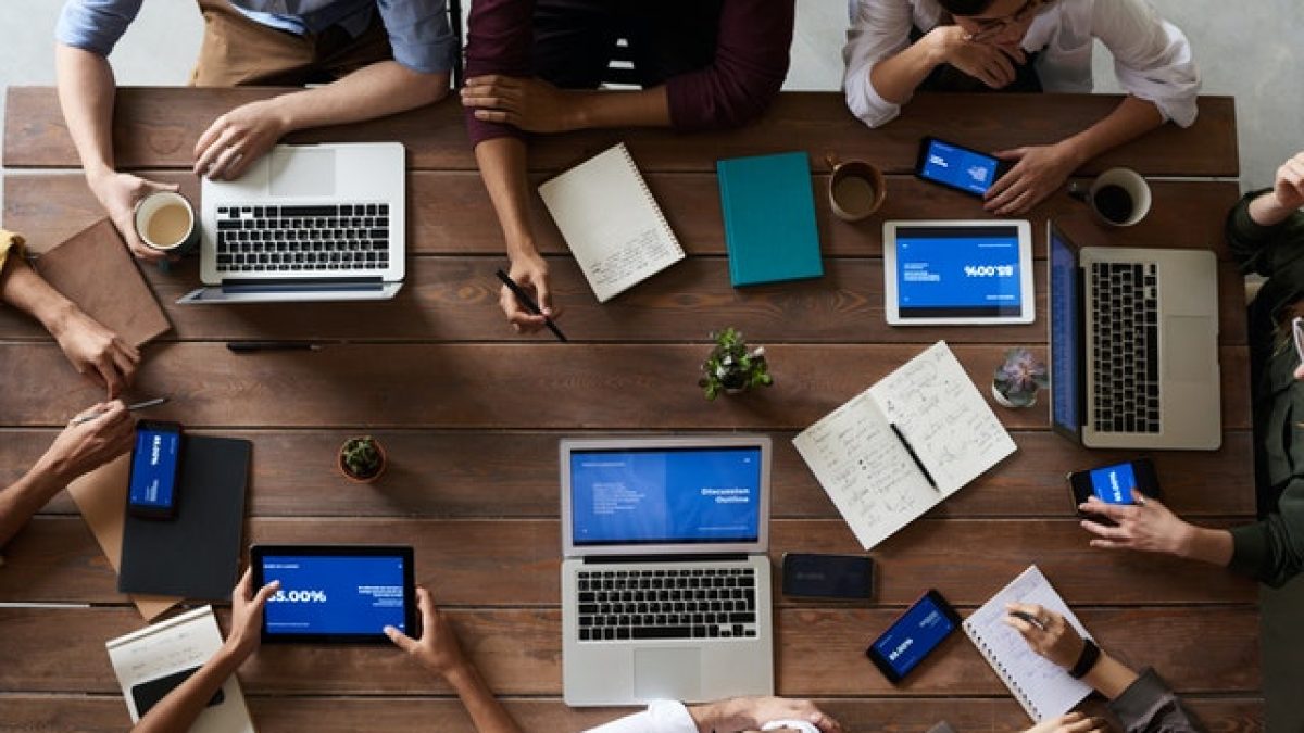 Panduan Lengkap Memahami Komunikasi Organisasi di Rumah, Komunikasi Organisasi di Kantor, dan Komunikasi Organisasi di Perusahaan untuk Efektivitas, Profesionalisme, serta Kinerja yang Lebih Optimal